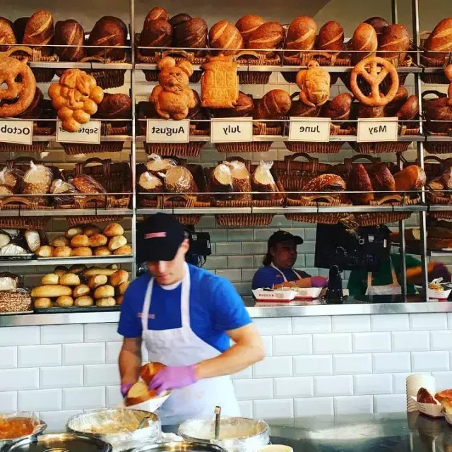 Los panaderos elaboran pan de masa madre en la panadería Boudin en San Francisco.