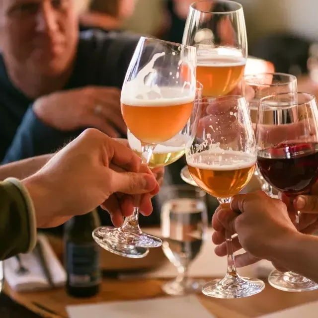 Eine Gruppe Reisender trinkt etwas in einer Bar in San Francisco.