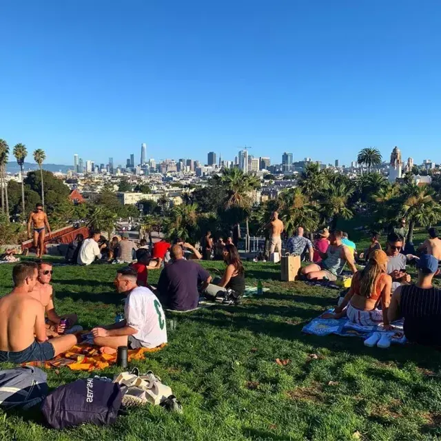 Grupos de residentes y visitantes disfrutan de picnics en el Parque Dolores.