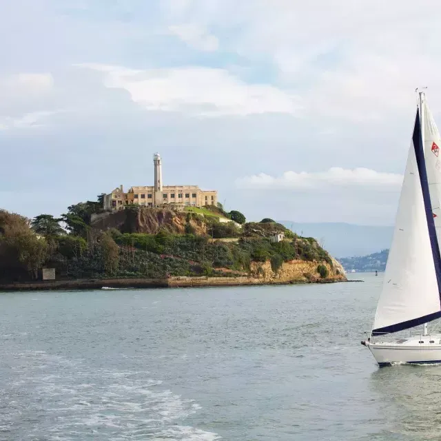 Un velero pasa frente a la isla de Alcatraz en 贝博体彩app.